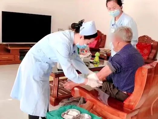 【保山安利醫(yī)院】82歲爺爺與老伴居家，在院手術(shù)后換藥不便，居家護(hù)理上門服務(wù)解難題